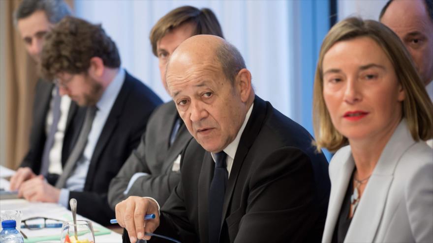 La jefa de la Diplomacia de la Unión Europea, Federica Mogherini, y el canciller francés, Jean-Yves Le Drian, durante reunión con delegación iraní, 11 de enero de 2018.