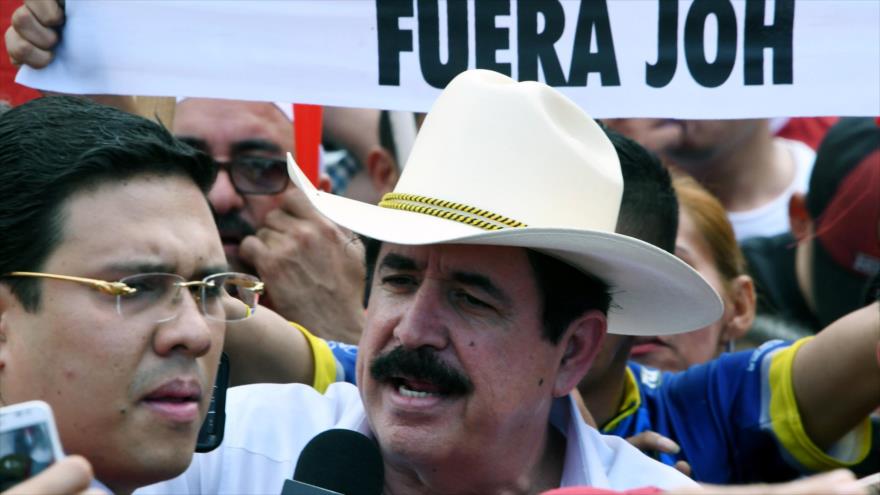 El expresidente de Honduras, Manuel Zelaya, participa en una marcha contra el fraude electoral en San Pedro Sula, 6 de enero de 2018.