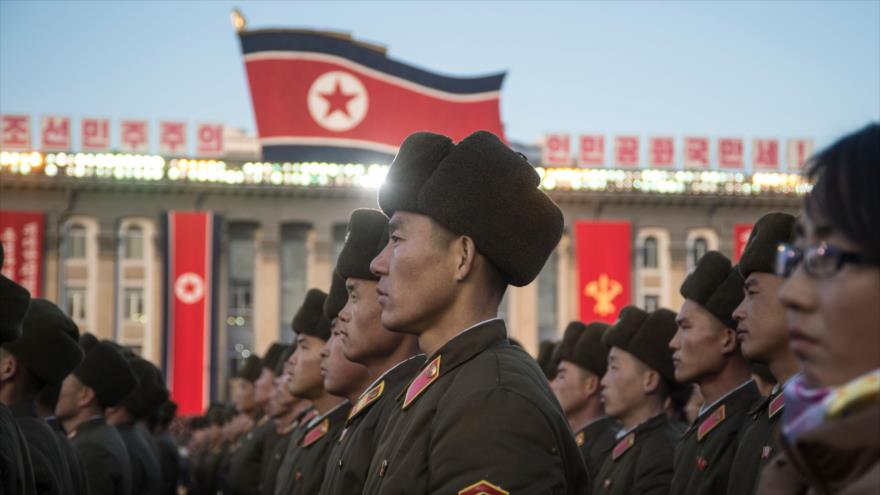 Soldados norcoreanos realizan un desfile militar en la plaza Kim Il-Sung, Pyongyang (capital), 1 de diciembre de 2017.