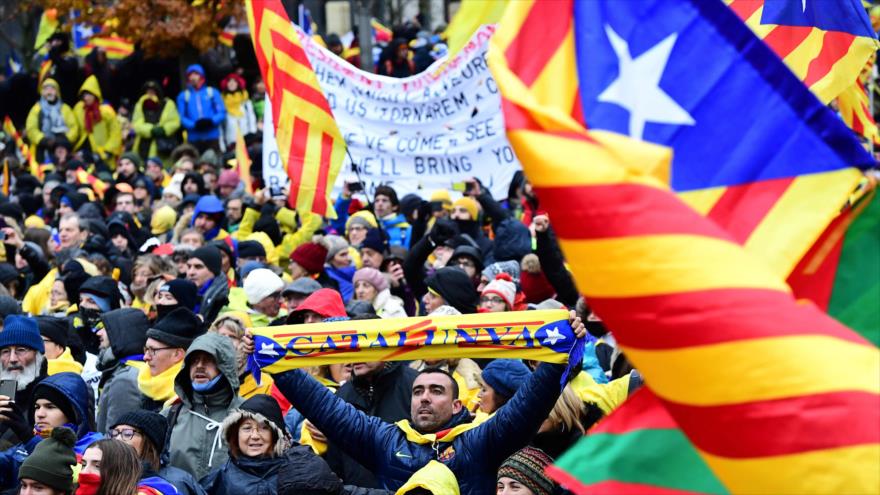 Manifestantes ondean banderas catalanas independentistas durante una protesta en Bruselas, 7 de diciembre de 2017.