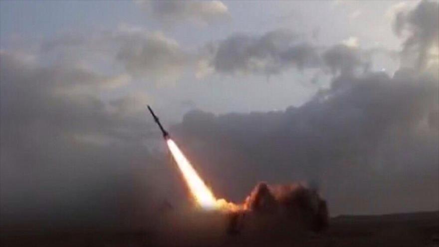 Lanzamiento de un misil balístico por las fuerzas apoyadas por el movimiento popular yemení Ansarolá.
