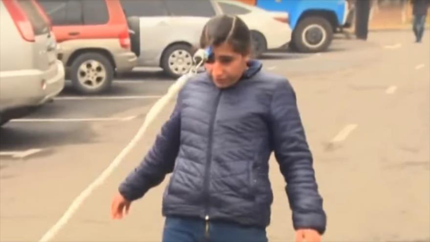 Una chica armenia arrastra un coche con su pelo