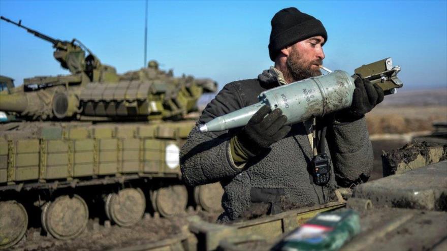 Un soldado ucraniano carga munición en un tanque en la región de Donetsk (este de Ucrania).