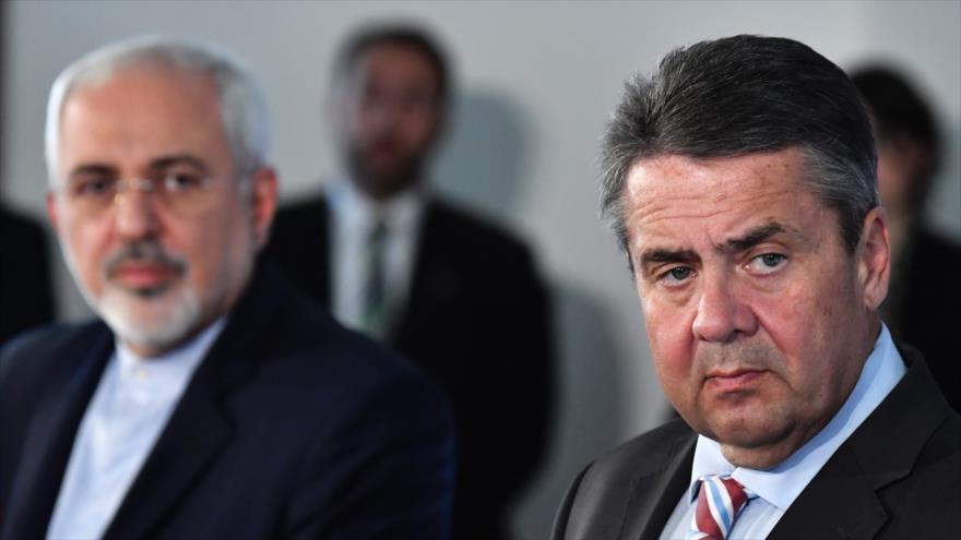El ministro alemán de Asuntos Exteriores, Sigmar Gabriel (dcha.), y su par iraní, Mohamad Yavad Zarif, en Berlín, 27 de junio de 2017.