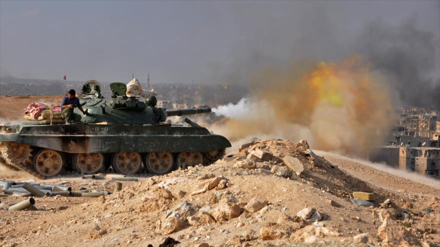 Un tanque del Ejército sirio dispara contra blancos terroristas en el este del país.