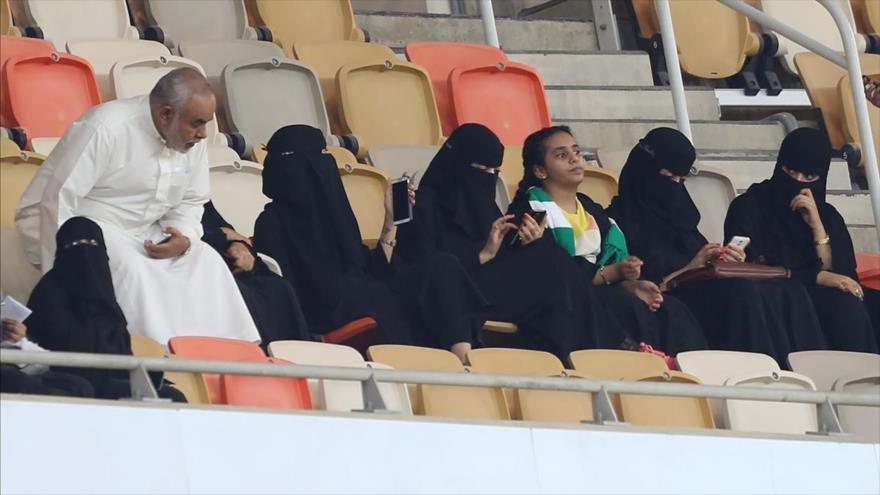 Mujeres saudíes asisten por primera vez a un estadio para ver un partido de fútbol, Yeda, 12 de enero de 2018.