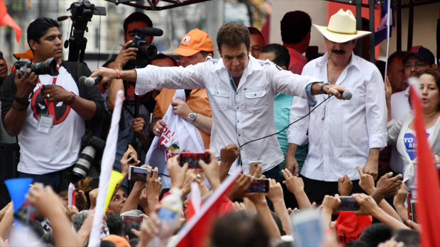 El excandidato presidencial hondureño Salvador Nasralla (centro) durante una protesta contra el fraude electoral en Tegucigalpa, 12 de enero de 2018.