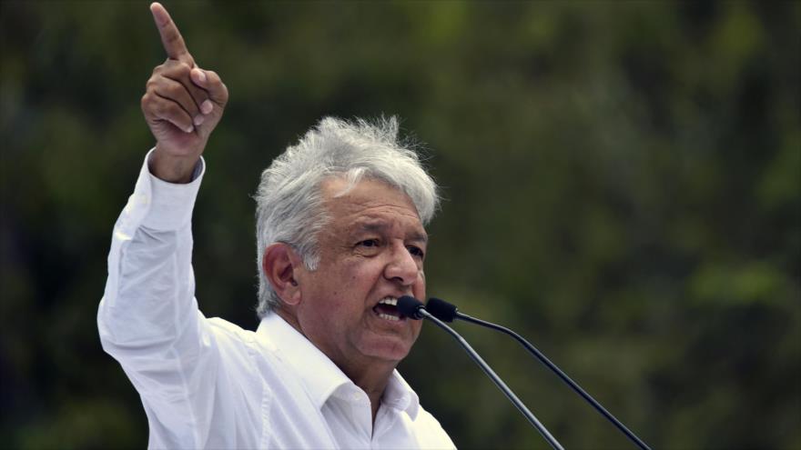 El precandidato opositor mexicano Andrés Manuel López Obrador (AMLO), habla ante sus simpatizantes en la Ciudad de México, 3 de septiembre de 2017.