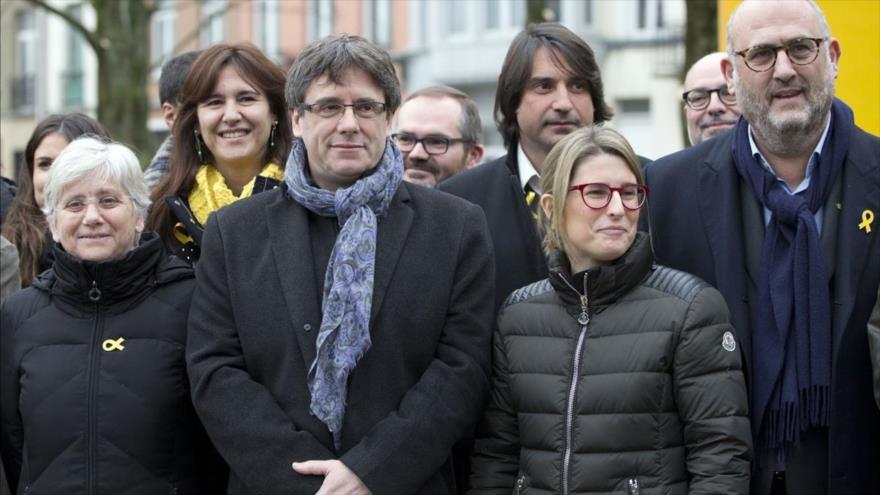 El cesado presidente catalán, Carles Puigdemont (2º izda.), se reúne en Bruselas con diputados catalanes de Junts per Catalunya, 12 de enero de 2018.