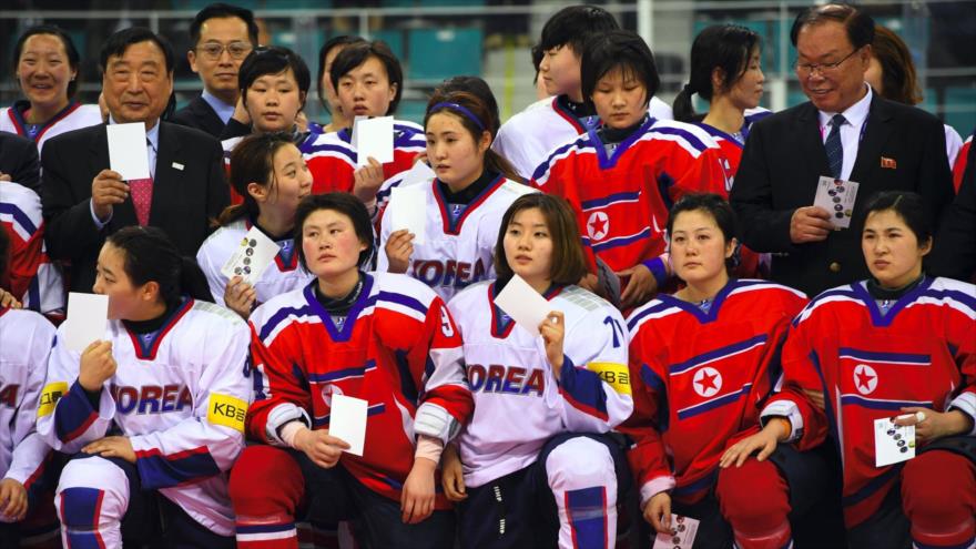Las jugadoras del equipo nacional de hockey sobre hielo de Corea del Sur (blanco) y Corea del Norte (rojo), Gangneung, 6 de abril de 2017.