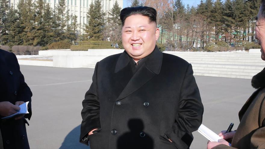 El líder norcoreano, Kim Jong-un, inspecciona la Academia de Ciencias del Estado, 12 de enero de 2018.