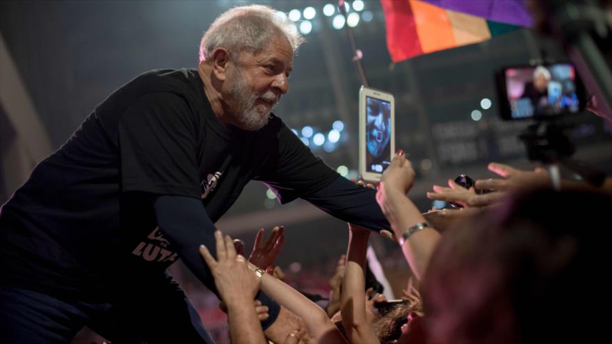 El expresidente de Brasil Luiz Inácio Lula da Silva saluda a los simpatizantes durante un mitin en Río de Janeiro, Brasil, 8 de diciembre de 2017.