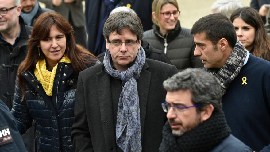 El presidente autonómico catalán cesado Carles Puigdemont (centro), en Bruselas (capital de Bélgica), 12 de enero de 2018.