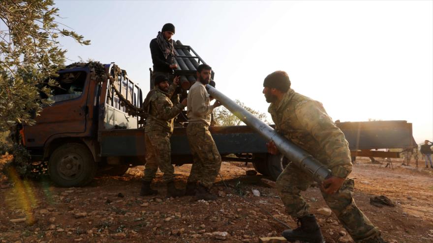 Rebeldes sirios se preparan para lanzar un ataque contra las fuerzas del Ejército de Siria en la provincia de Idlib, 13 de enero de 2018.