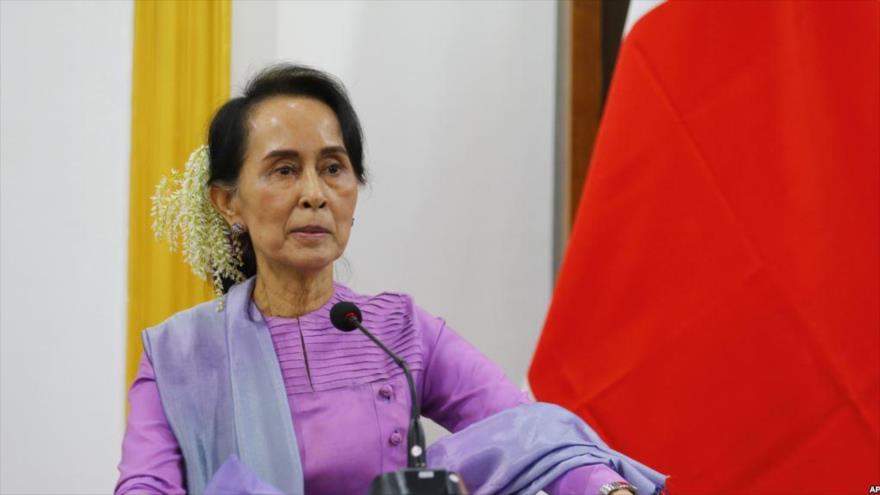 Aung San Suu Kyi, consejera de Estado de Birmania, habla en una rueda de prensa conjunta con canciller nipón, Taro Kono, 12 de enero de 2018.