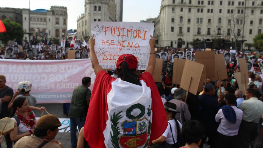 Peruanos protestan contra el indulto concedido por el presidente, Pedro Pablo Kuczynski, al exmandatario Alberto Fujimori, Lima, 25 de diciembre de 2017.