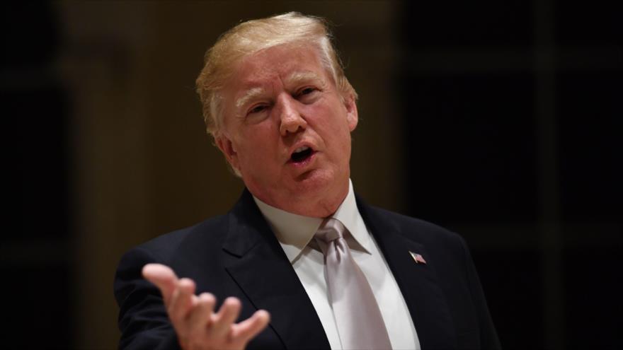 El presidente estadounidense Donald Trump habla con la prensa en Florida, 14 de enero de 2018.
