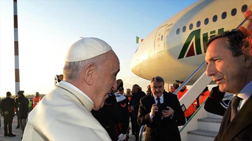 Papa Francisco saluda a un representante de Alitalia antes de subir al avión que le trasladará a Chile, 15 de enero de 2018. 
