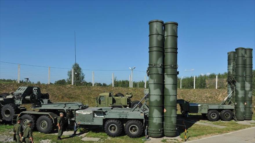 Sistema de defensa antiaérea S-400 de fabricación rusa, es un arma que muchos de los países clientes militares de Rusia le han encargado su entrega.