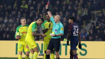 Vídeo: Árbitro da una patada y expulsa a un jugador en la liga gala