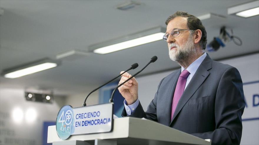 Rajoy amenaza a Puigdemont con mantener intervención en Cataluña