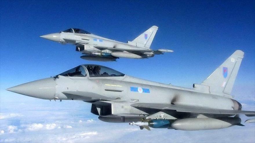 Dos cazas Typhoon de la Real Fuerza Aérea británica.