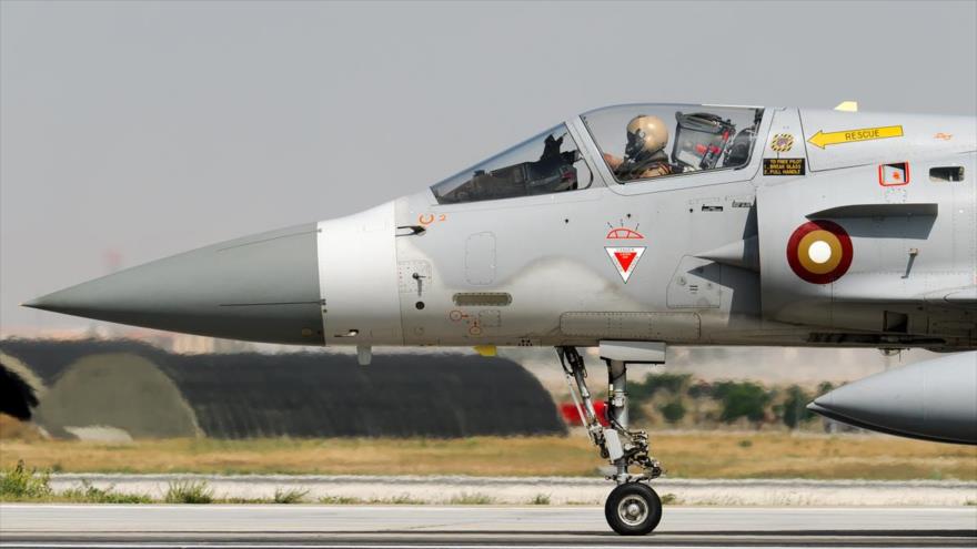 Un cazabombardero catarí Dassault Mirage 2000, de fabricación francesa, se prepara para despegar.