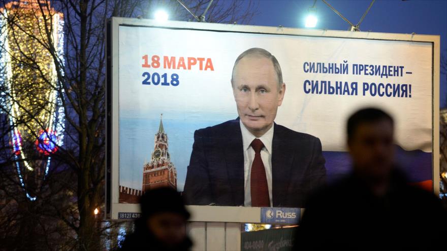 Una valla con la imagen de Vladimir Putin en la que también se lee “un presidente fuerte es un país fuerte” en San Petersburgo, 12 de enero de 2018.