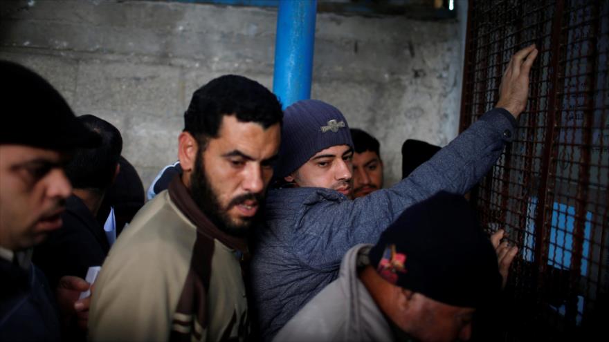 Los palestinos hacen cola para recibir alimentos en un centro de distribución de la ONU en el campo de refugiados de Al-Shati en Gaza, 15 de enero de 2018.