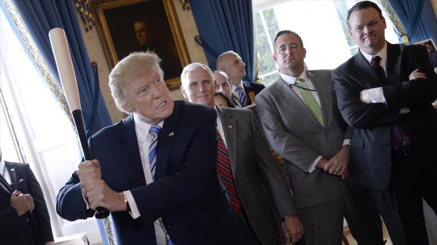 El presidente de EE.UU., Donald Trump, sujeta un bate de béisbol en su despacho en la Casa Blanca.