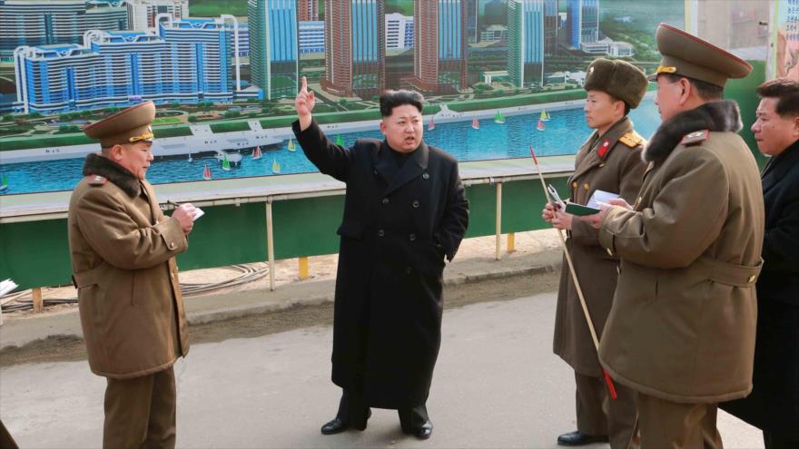Líder norcoreano, Kim Jong-un (centro), junto a los comandantes militares del Ejército Popular de Corea, 15 de febrero de 2015.
