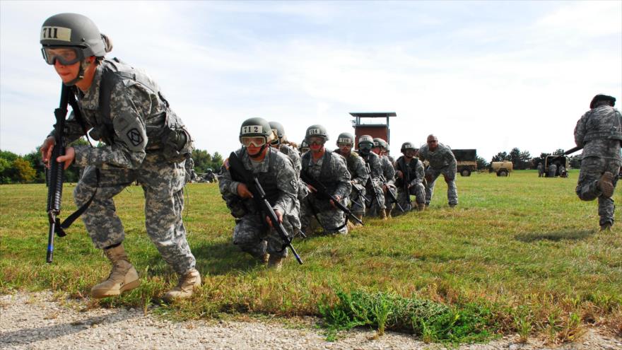 Los soldados estadounidenses en la base militar Fort Riley (Kansas) ensayan un asalto en combate durante las maniobras.