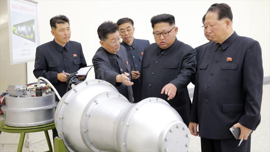 El líder norcoreano, Kim Jong-un (C), mira una carcasa de metal con dos bultos en un lugar no revelado, 3 de septiembre de 2017.
