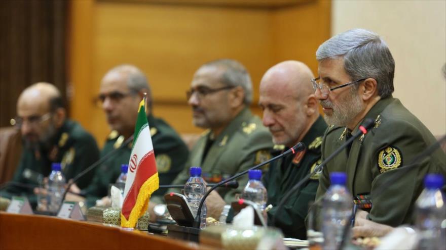 El ministro de Defensa de Irán, el general de brigada Amir Hatami (dcha.), en una reunión en Teherán (capital iraní), 16 de enero de 2018.