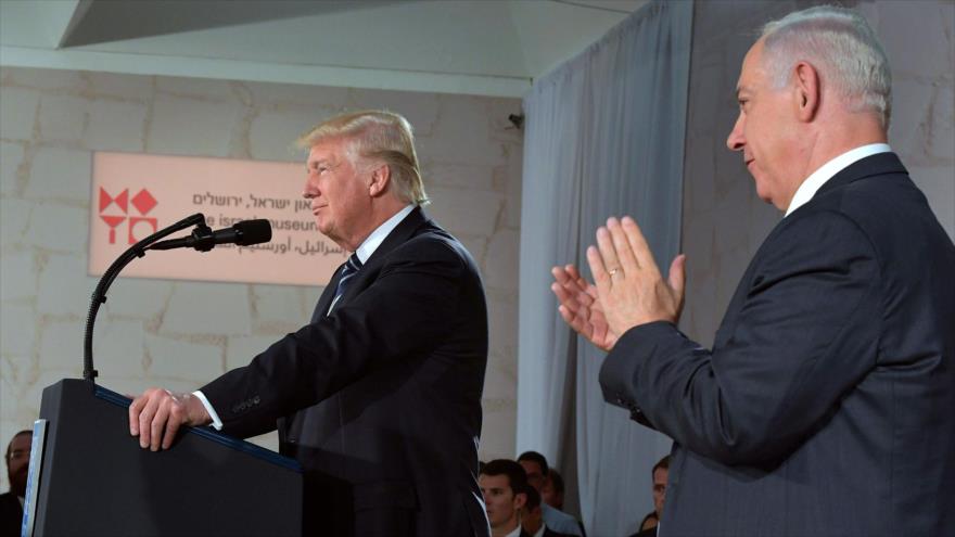 El presidente de EE.UU., Donald Trump, en la tribuna, y el premier israelí, Benyamin Netanyahu, aplaude, en Al-Quds (Jerusalén), 23 de mayo de 2017.