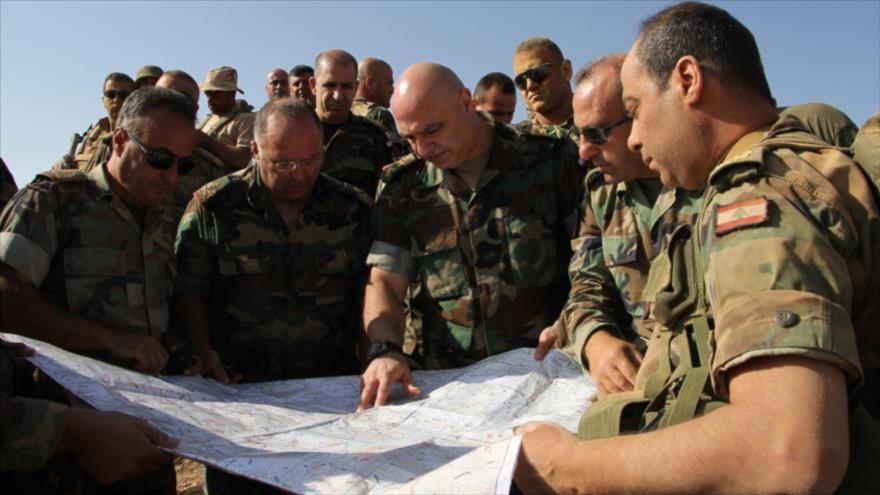 El alto comandante del Ejército libanés, el general Joseph Aoun (centro), habla con los soldados en Ras Baalbek (en el este de El Líbano), 20 de agosto de 2017.
