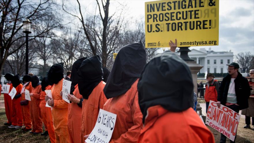 Activistas de derechos humanos se manifiestan frente a la Casa Blanca para pedir el cierre del centro de detención Guantánamo, 11 de enero de 2018.