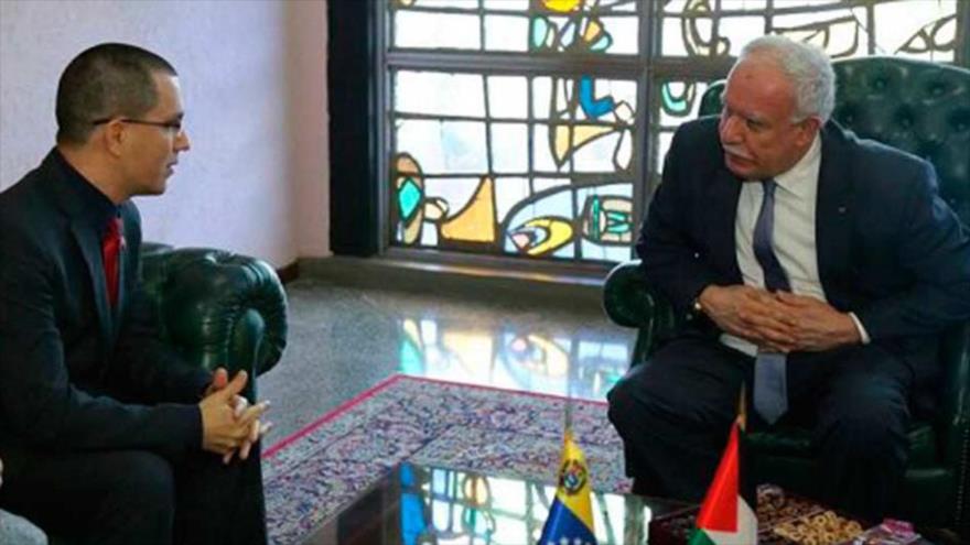 El canciller palestino, Riad al-Maliki (drcha.), conversa con su par venezolano, Jorge Arreaza, en Caracas, 16 de enero de 2018.