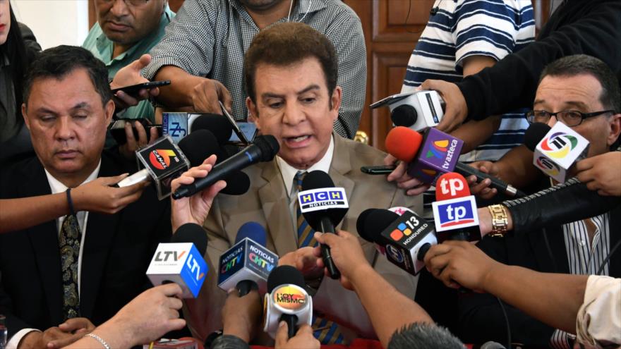 El excandidato opositor hondureño Salvador Nasralla hace declaraciones a la prensa, Tegucigalpa, 22 de diciembre de 2017.