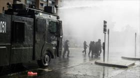 Policía chilena reprime marcha de los pobres durante misa del Papa
