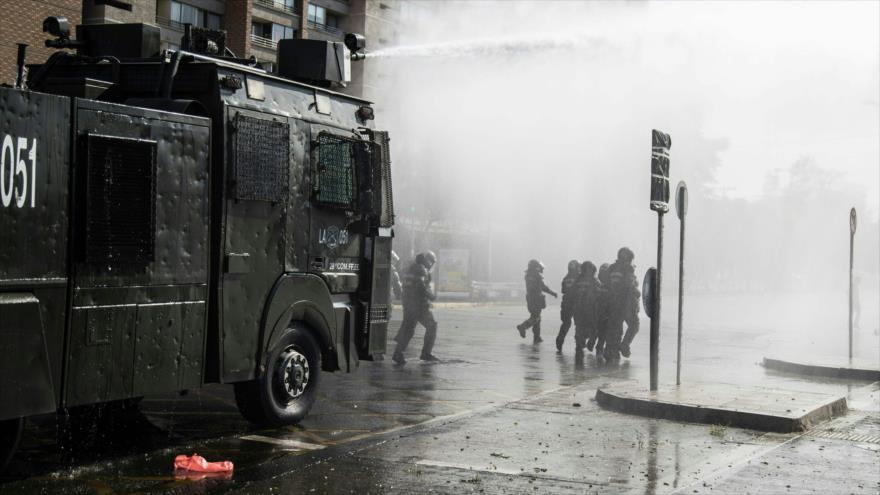 Policía chilena reprime marcha de los pobres durante misa del Papa