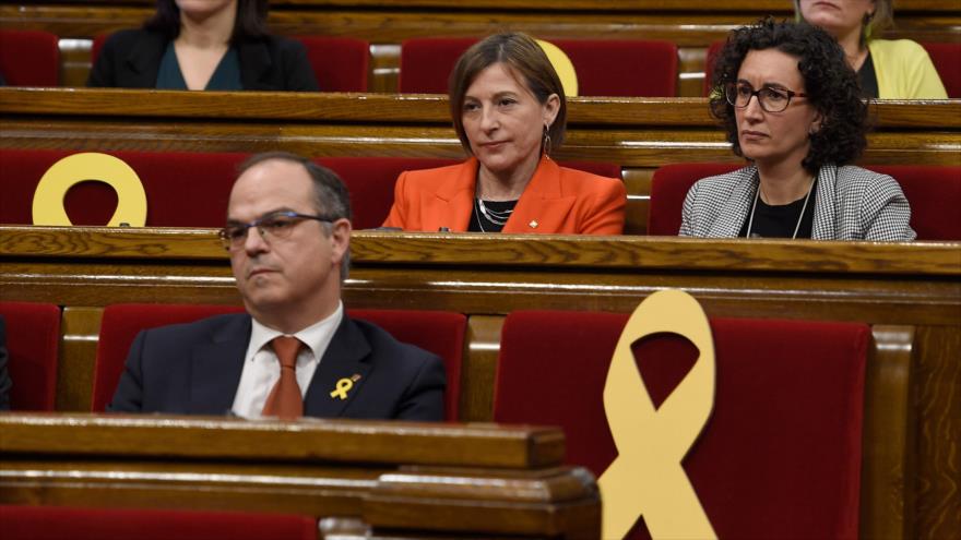 Miembros de los partidos independentistas catalanes asisten a la sesión inaugural del Parlamento regional en Barcelona, 17 de enero de 2018.