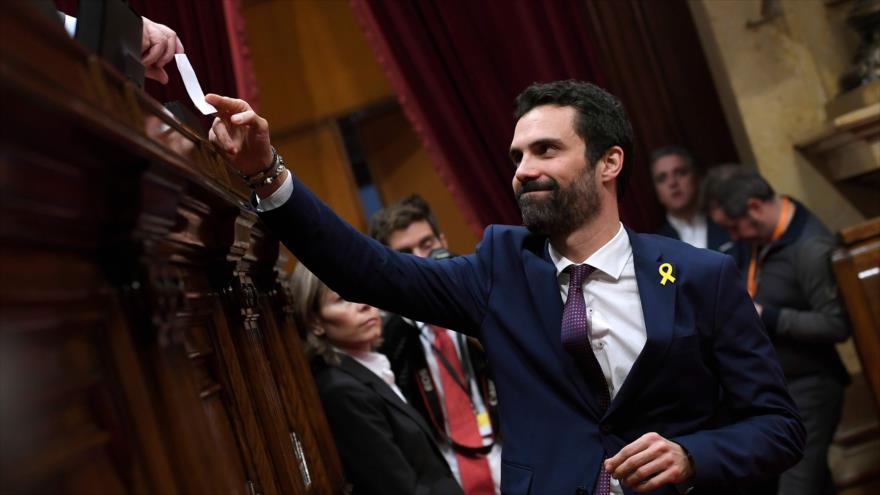 El diputado Roger Torrent de Izquierda Republicana de Cataluña emite su voto durante la sesión constitutiva del Parlament, 17 de enero de 2018.