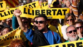 Catalanes marchan para pedir libertad de líderes independentistas