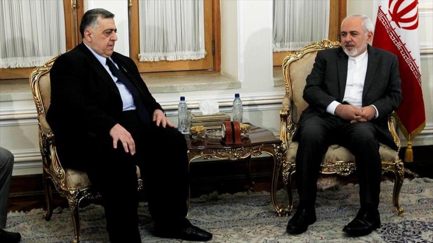 El canciller iraní, Mohamad Yvad Zarif (izda.), y el presidente del Parlamento de Siria, Hamude Yusef Sabaq, 17 de enero de 2018.