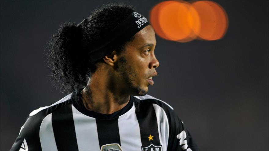 El astro del fútbol brasileño, Ronaldo de Assis Moreira ‘Ronaldinho’, durante el partido de fútbol de la Copa Libertadores contra el colombiano Santa Fe.