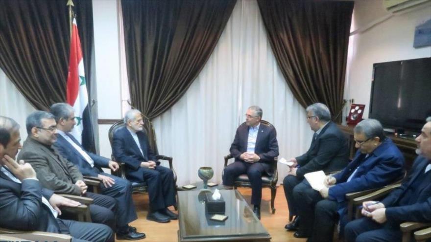 El funcionario iraní, Kamal Jarrazi (4º de izda.) reunido con el ministro sirio de Reconciliación Nacional (4º de dcha.), Ali Haidar, 18 de enero de 2018.