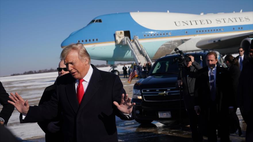 El presidente de EE. UU., Donald Trump, a su llegada al aeropuerto internacional de Pittsburgh en Pittsburgh, Pensilvania, 18 de enero de 2018.