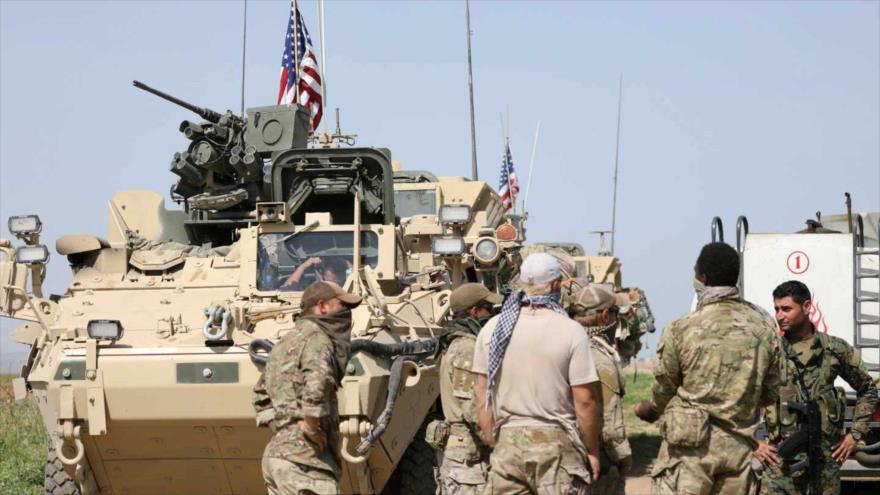 Soldados estadounidenses hablan con miembros de las Unidades de Protección Popular (YPG) en la localidad de Al-Darbasiya, en el norte de Siria.
