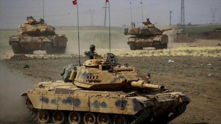 Tanques del Ejército de Turquía patrullan la frontera con Siria.